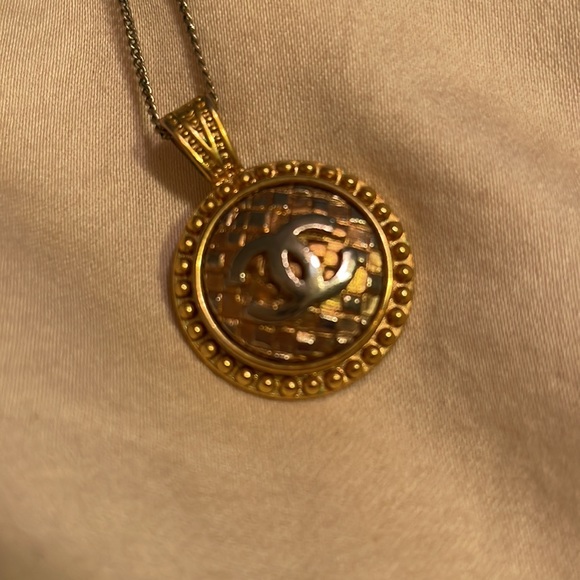 Designer button necklace - Picture 2 of 4